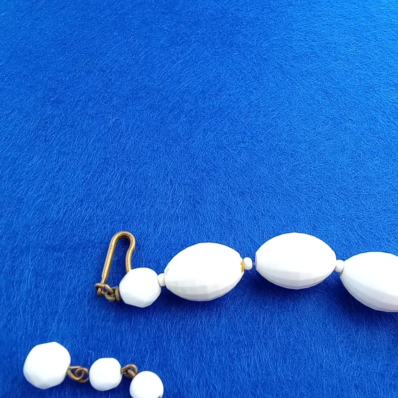 Vintage Monet White Plastic Faceted Patterned Bead Necklace - Picture 5 of 7